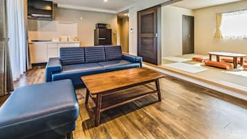 Condo có thiết kế đặc sắc, 3 phòng ngủ, không hút thuốc | Khu phòng khách | TV màn hình phẳng