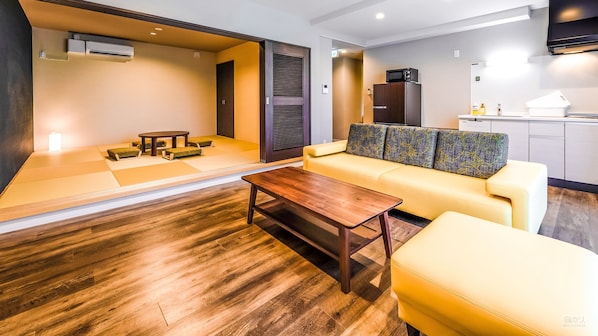 Apartamento de diseño, 3 habitaciones, no fumadores | Zona de estar | Una televisión de pantalla plana