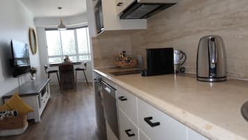 Fridge, microwave, stovetop, dishwasher