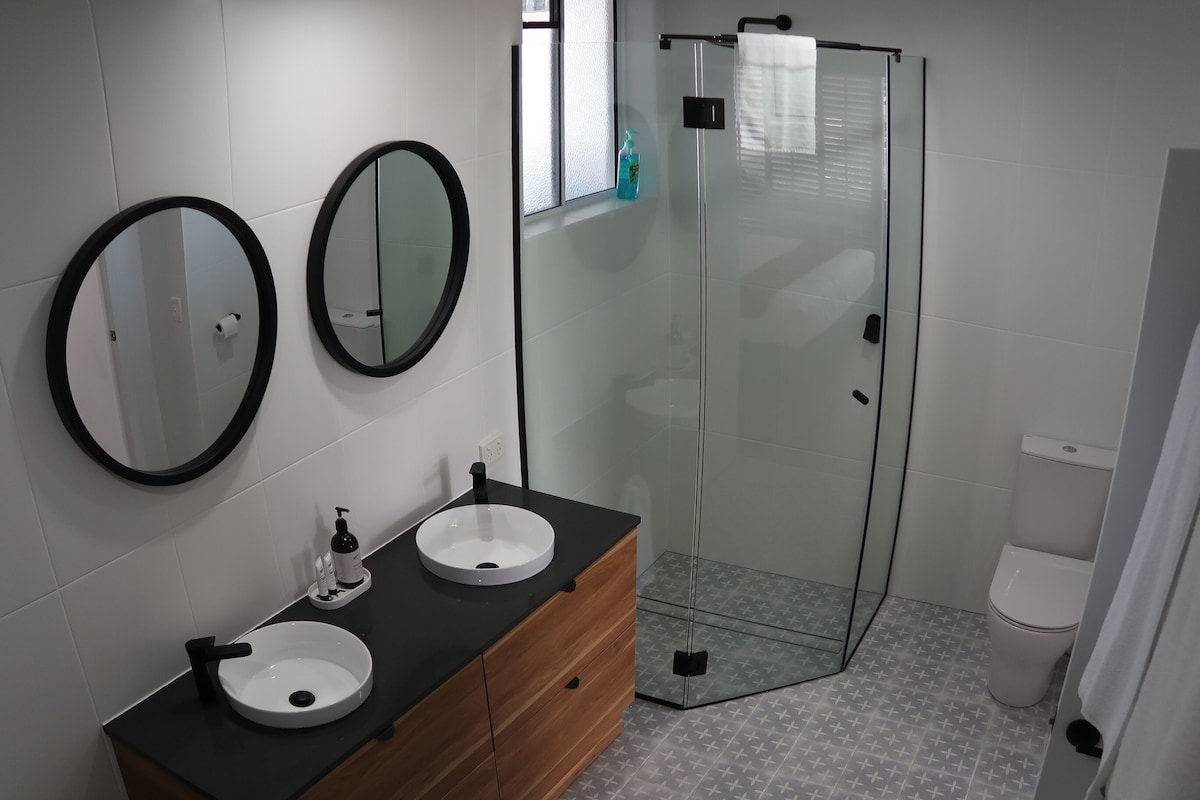 Luxe Unit with 160 degree ocean and beach views