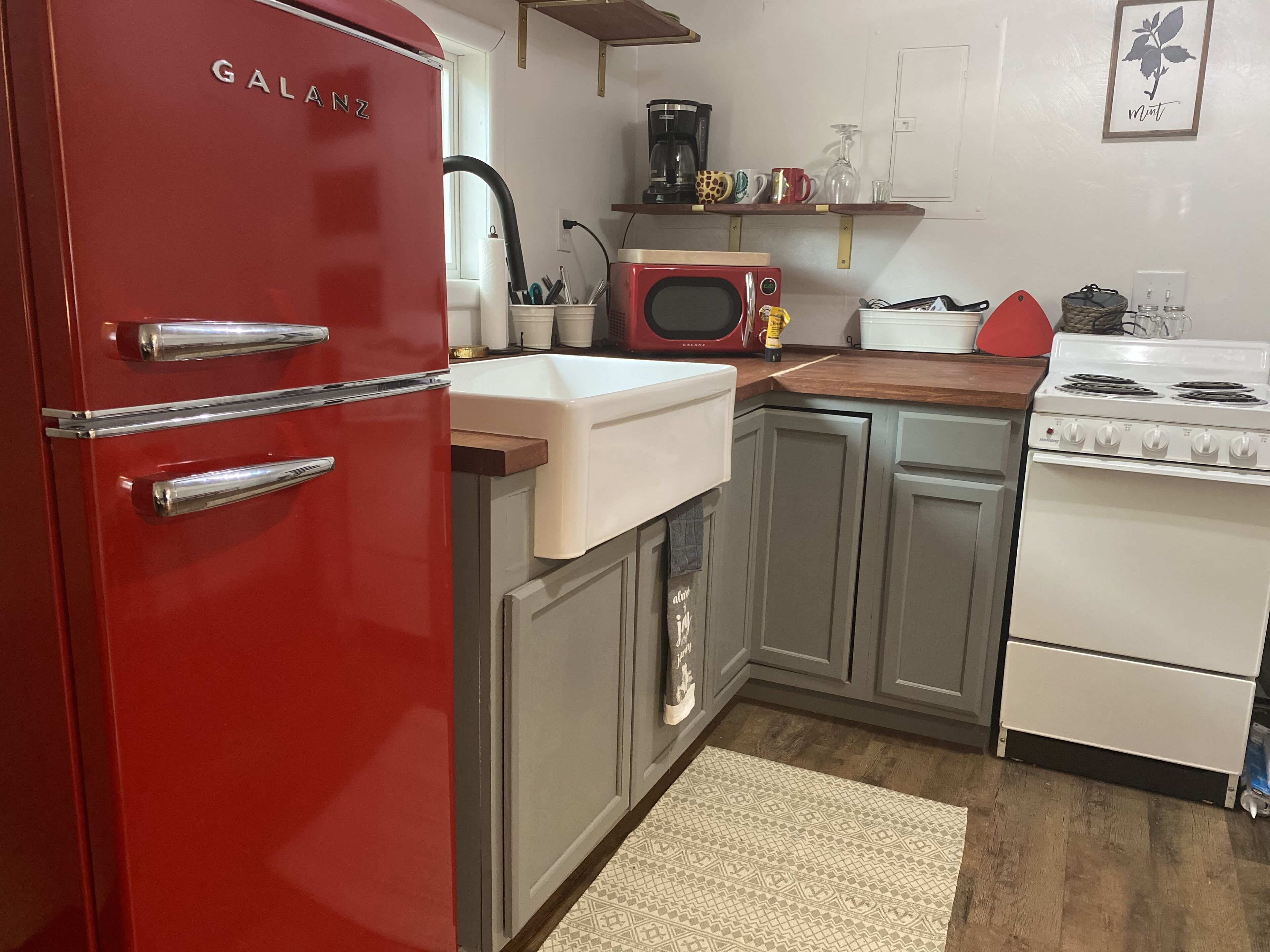 Réfrigérateur, four à micro-ondes, un four, surface de cuisson