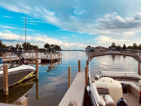 Marina. Little Bear Cottage-3 blocks from the lake!