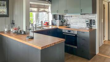 Jääkaappi, liesi, astianpesukone, kahvin-/teenkeitin