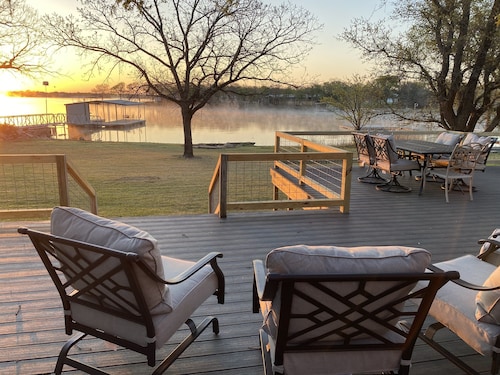 Quiet lakefront home. on Lake Leon, Eastland TX.  90 min to Fort Worth.