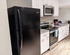 Jääkaappi, mikroaaltouuni, uuni, liesi