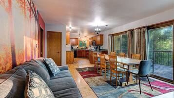 Smart TV, chimenea y libros