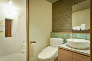 Separate bathtub and shower, free toiletries, hair dryer, slippers - Ikoi Hotel (Kyoto)