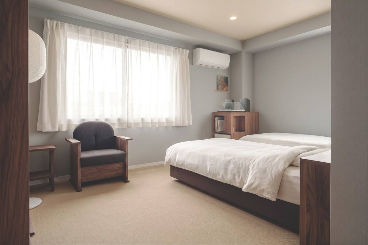 Blackout curtains, free WiFi, bed sheets