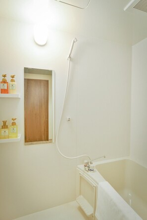 Separate bathtub and shower, free toiletries, hair dryer, slippers - Ikoi Hotel (Kyoto)