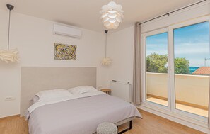 6 bedrooms, travel crib, free WiFi, bed sheets