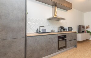 Kühlschrank, Mikrowelle, Herdplatte, Geschirrspüler