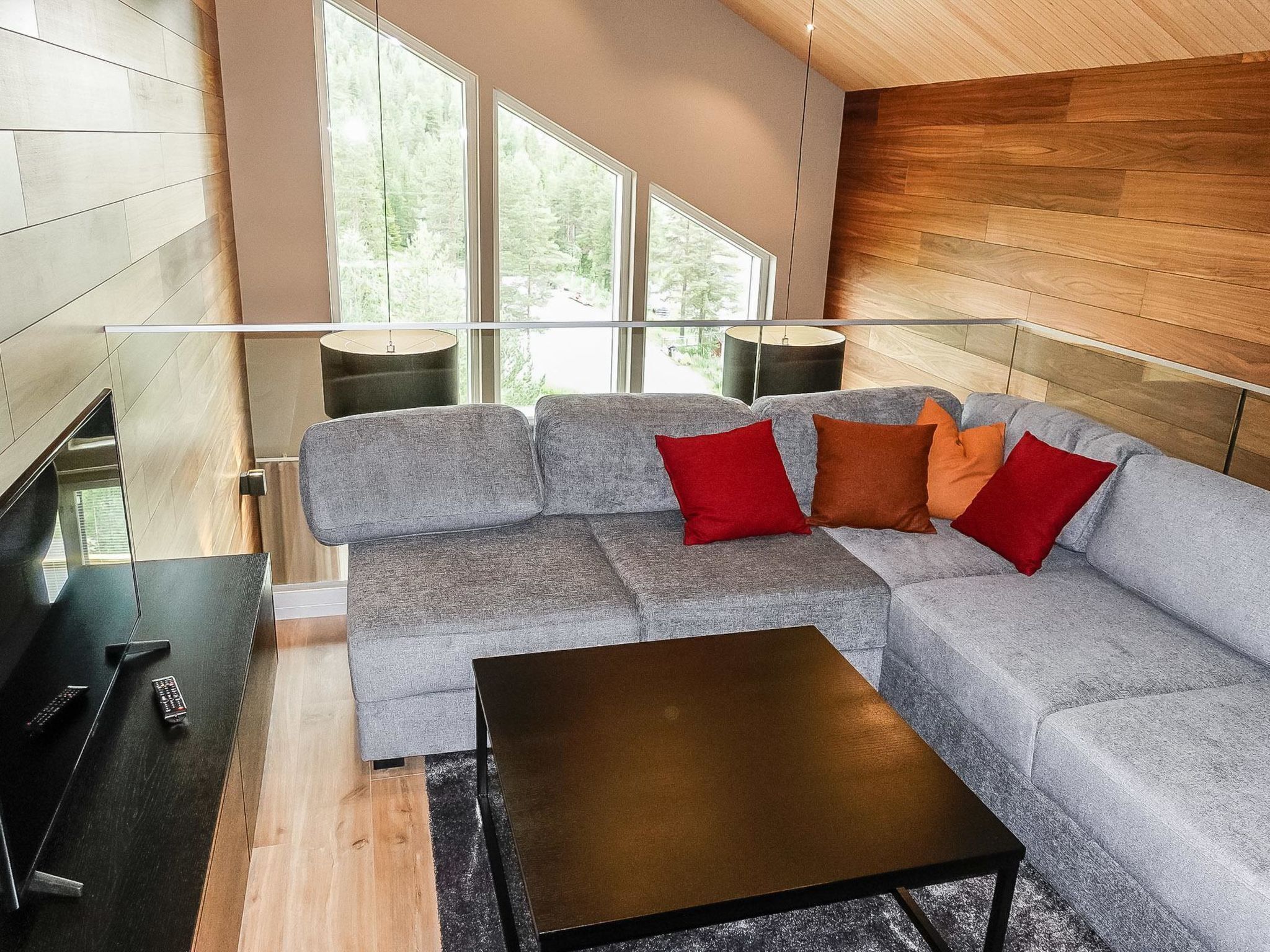 Een televisie en een open haard