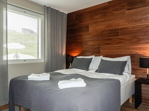 3 bedrooms, bed sheets