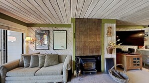 Una televisión, una chimenea