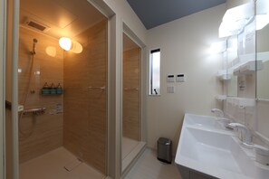 Dusche, kostenlose Toilettenartikel, Haartrockner, Hausschuhe