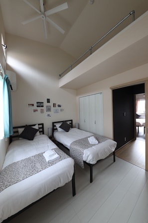 2 chambres, coffres-forts dans les chambres, ameublement personnalisé