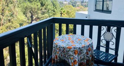 Amazing Apartment attached to historic home in Pasadena!