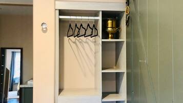 Un vestidor con una percha, estantes y un trofeo.