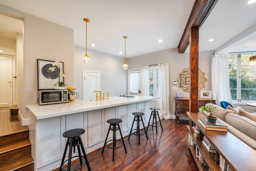 Amazing Apartment attached to historic home in Pasadena!