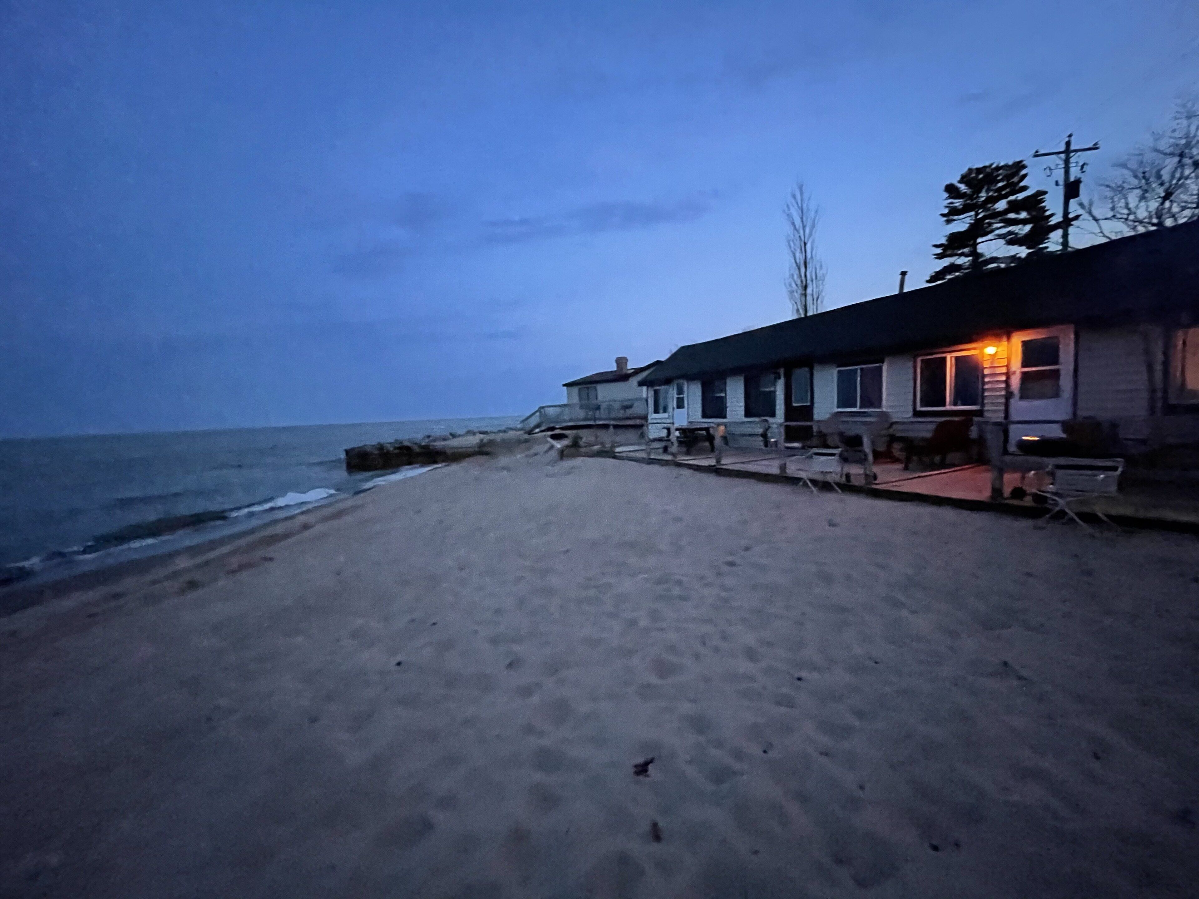 På stranden