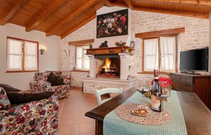 Interior - Amazing home in Cokuni with WiFi (Cokuni)