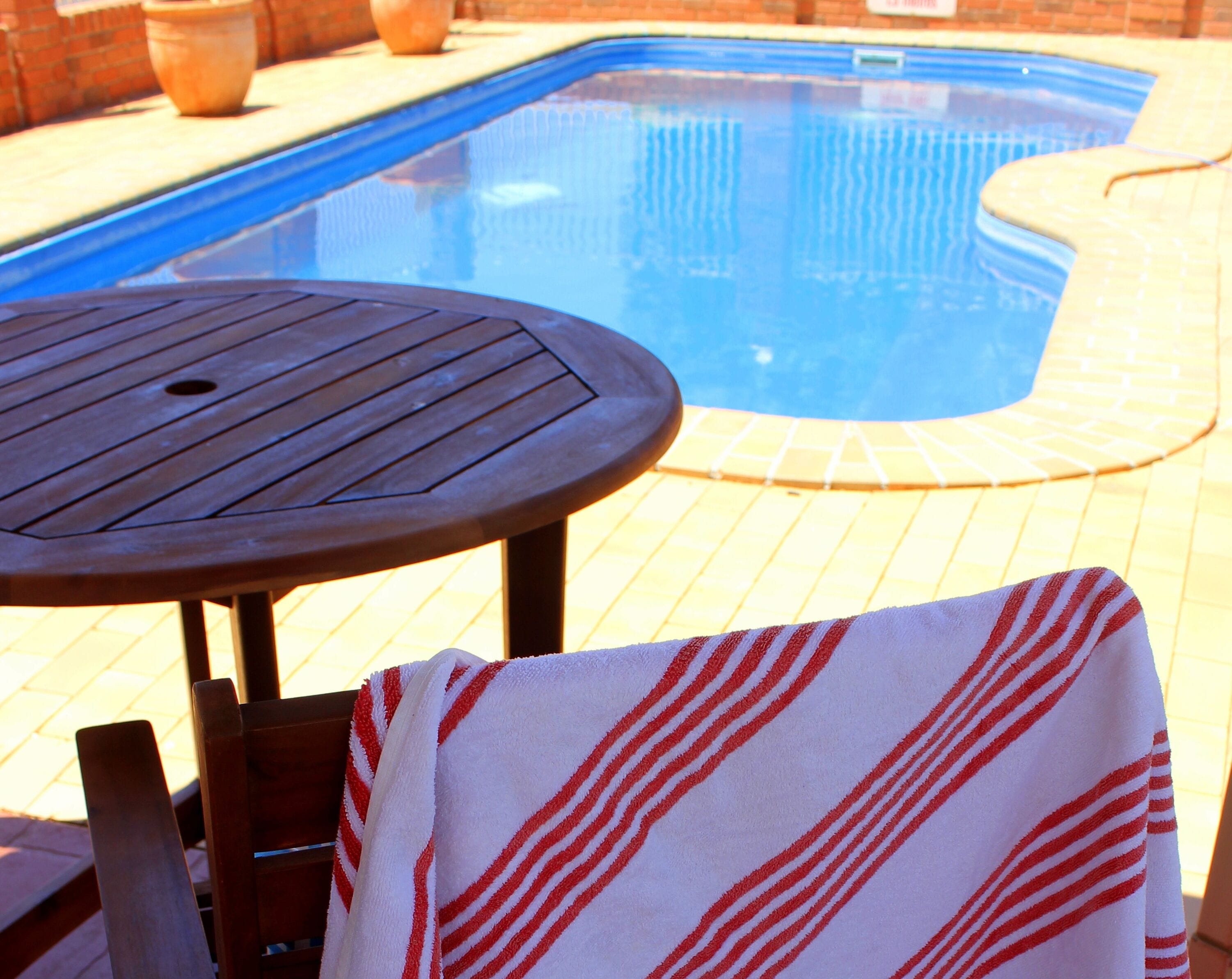 야외 수영장, 08:00 ~ 20:30 오픈, 일광욕 의자