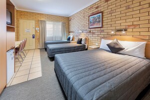 Habitación familiar | Escritorio, cortinas opacas, tabla de planchar con plancha y wifi gratis