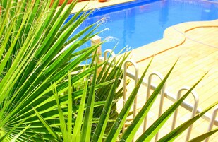 Una piscina al aire libre (de 08:00 a 20:30), tumbonas