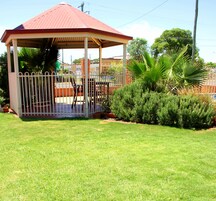 Una piscina al aire libre (de 08:00 a 20:30), tumbonas
