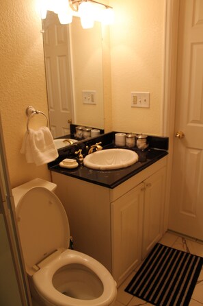 淋浴/盆浴组合、吹风机、毛巾、肥皂