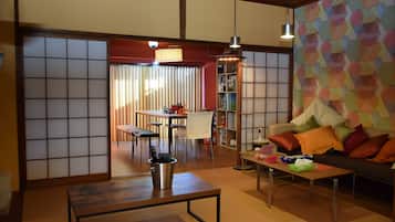 独立别墅 (Private Vacation, For 4 Pax) | 起居区 | 32-英寸纯平电视 (配备有线频道)、电视