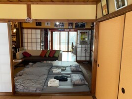 一棟貸し 4名用 | 1 室のベッドルーム、客室ごとに異なる装飾、客室ごとに異なるインテリア、デスク