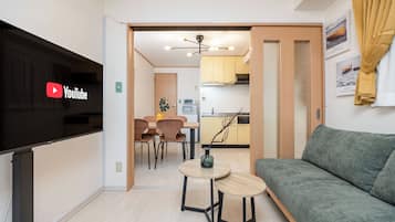 Deluxe Apartment | Living area | Flat-screen TV