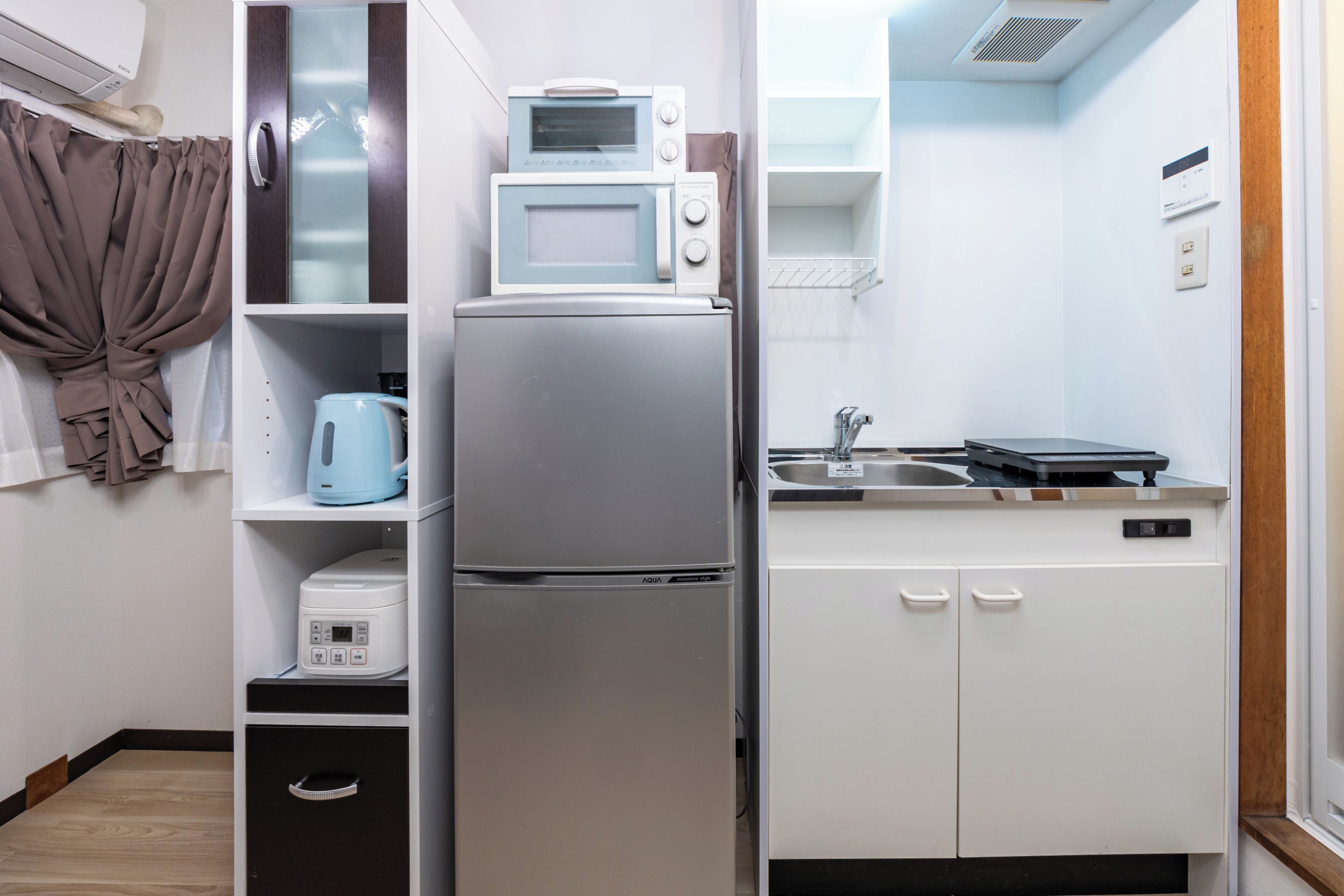 Apartamento urbano | Cozinha privada | Geladeira, micro-ondas, talheres/pratos/utensílios de cozinha