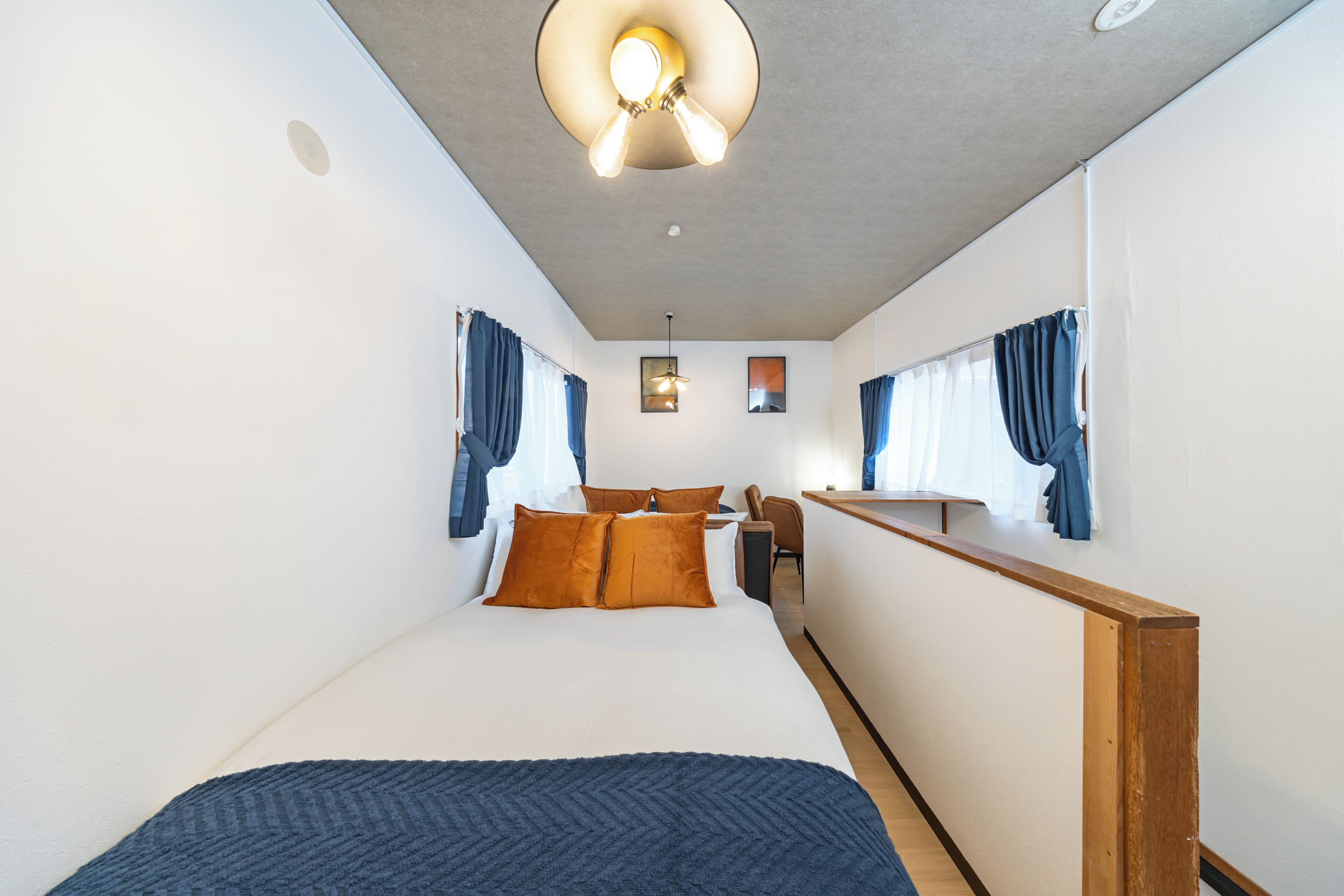 Une chambre d’hôtel avec un lit, un bureau et un miroir.