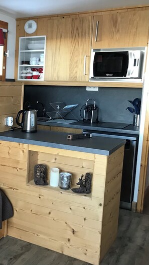 Réfrigérateur, micro-ondes, four, plaque de cuisson