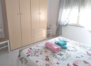 4 chambres, fer et planche à repasser, literie fournie