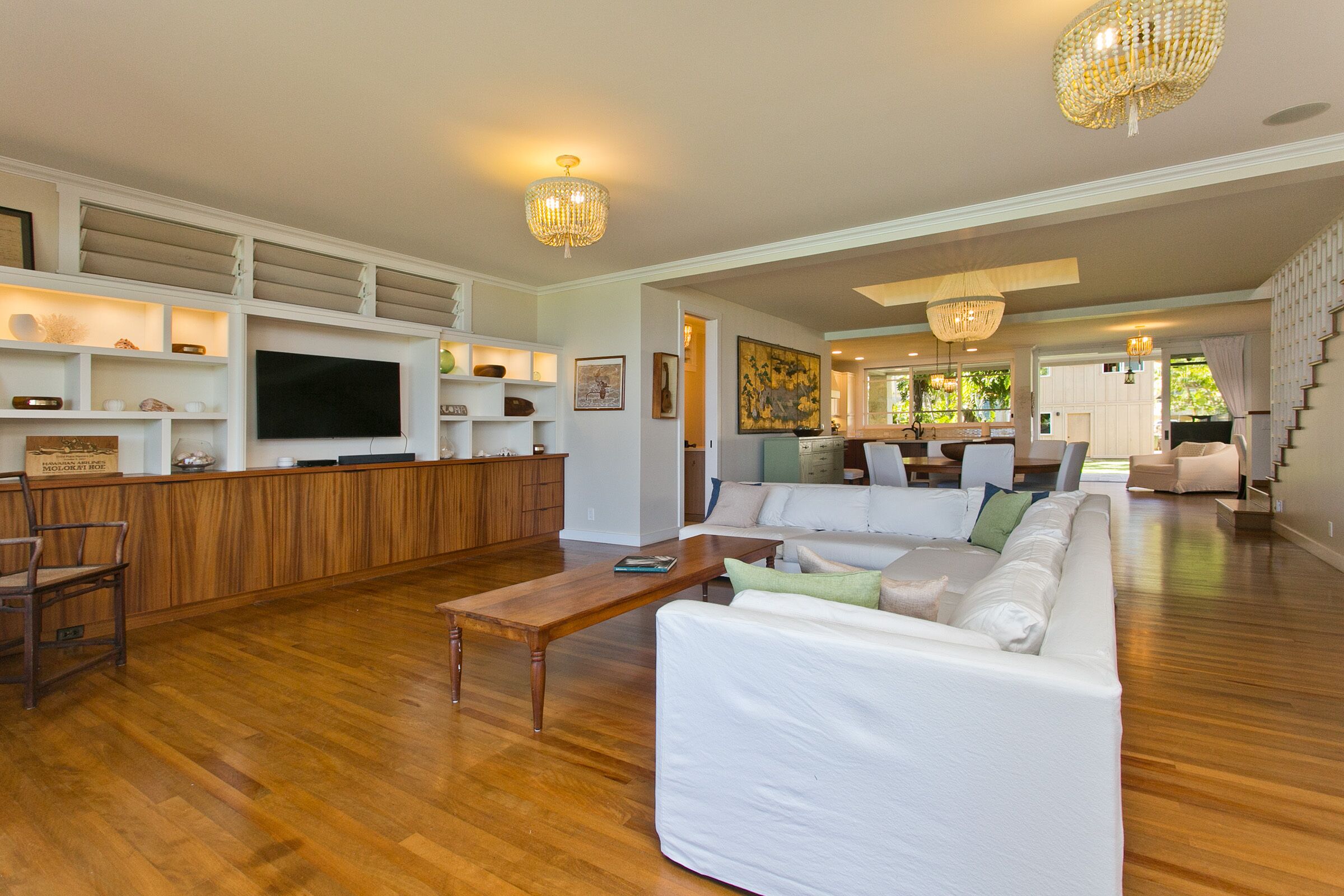 Smart TV, DVD player, books, stereo