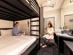 Chambre, non-fumeur (Bunk Bed 2 Room, age 6 and up) | Coffre-fort, bureau, accès au Wi-Fi (inclus), literie fournie
