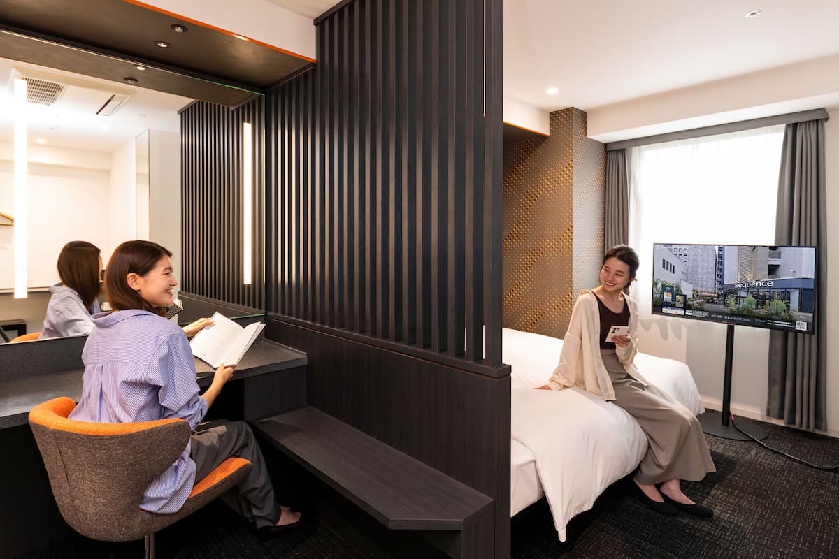 Quarto, para não fumantes (Accessible Queen Room) | Cofres nos quartos, escrivaninha, Wi-Fi de cortesia, roupa de cama