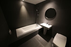 Deluxe Room | Bathroom