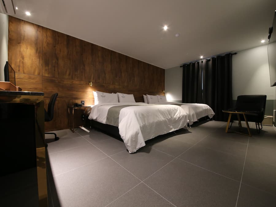 Deluxe Twin Room | Blackout curtains, free WiFi