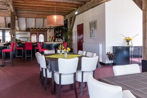 Desayuno con opciones de la cocina local diario (EUR 9 por persona)