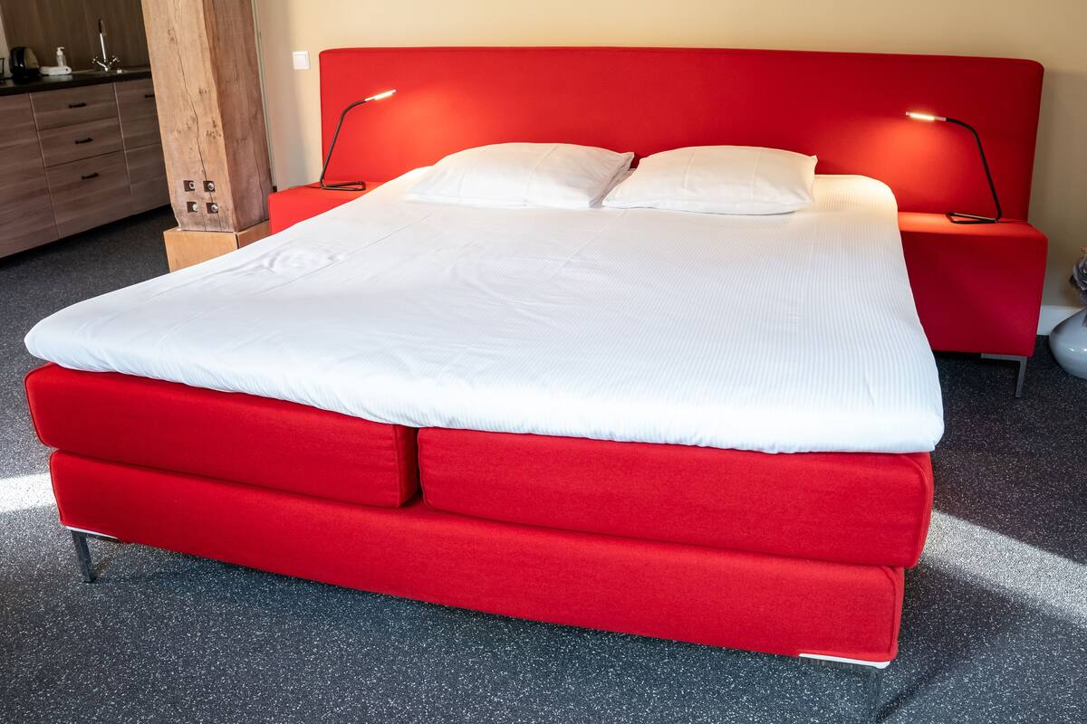 Escritorio, cortinas blackout, wifi gratis y ropa de cama