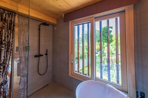 Casa exclusiva en un árbol | Ducha del cuarto de baño