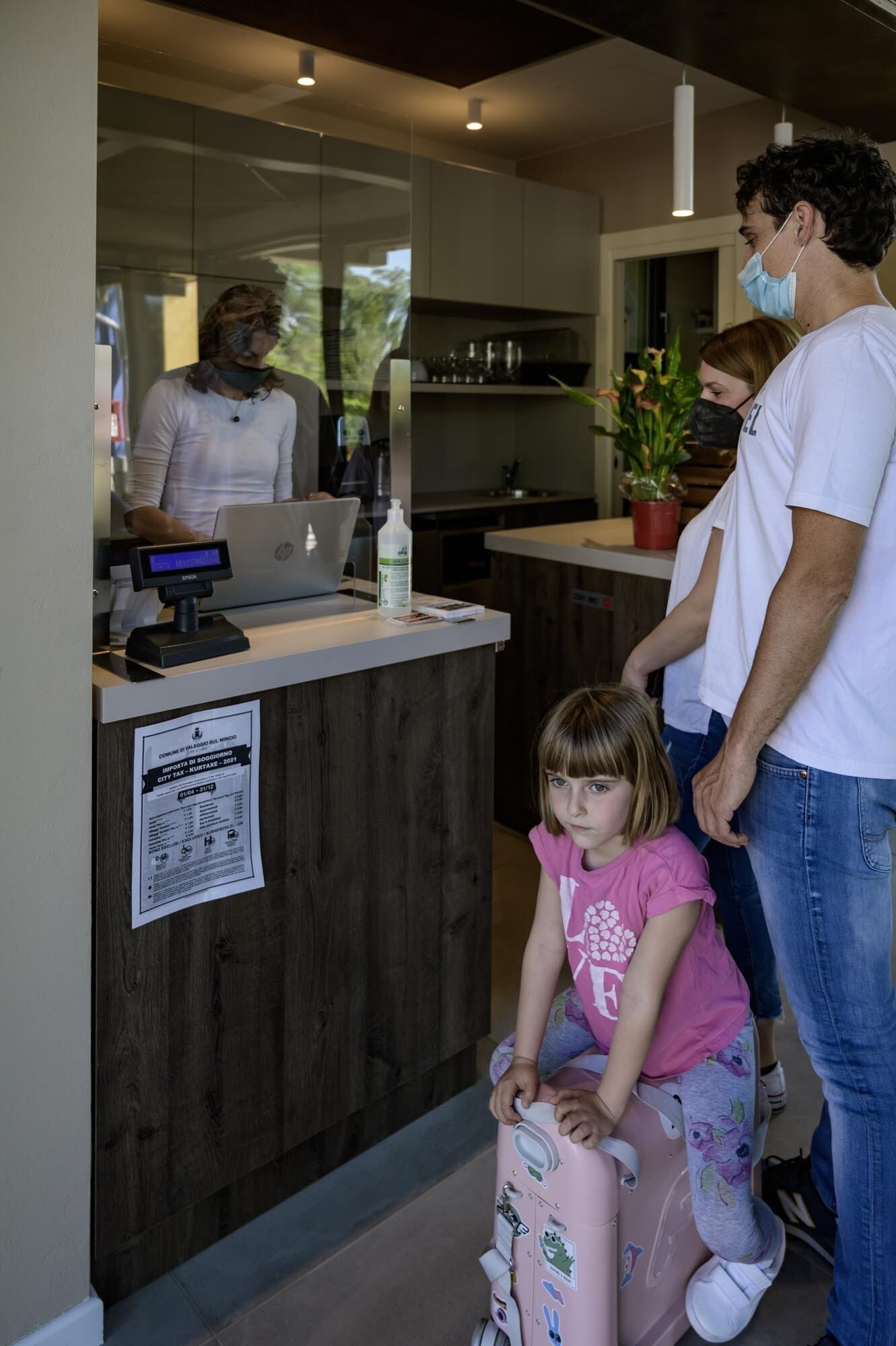 Une cuisine moderne avec un comptoir en bois, un ordinateur portable et une balance numérique.