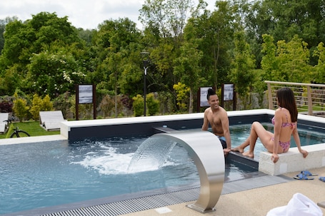 Una piscina al aire libre de temporada, sillones reclinables de piscina
