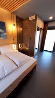 Habitación con 1 cama doble o 2 individuales | Edredones de plumas, caja fuerte, cortinas opacas y wifi gratis
