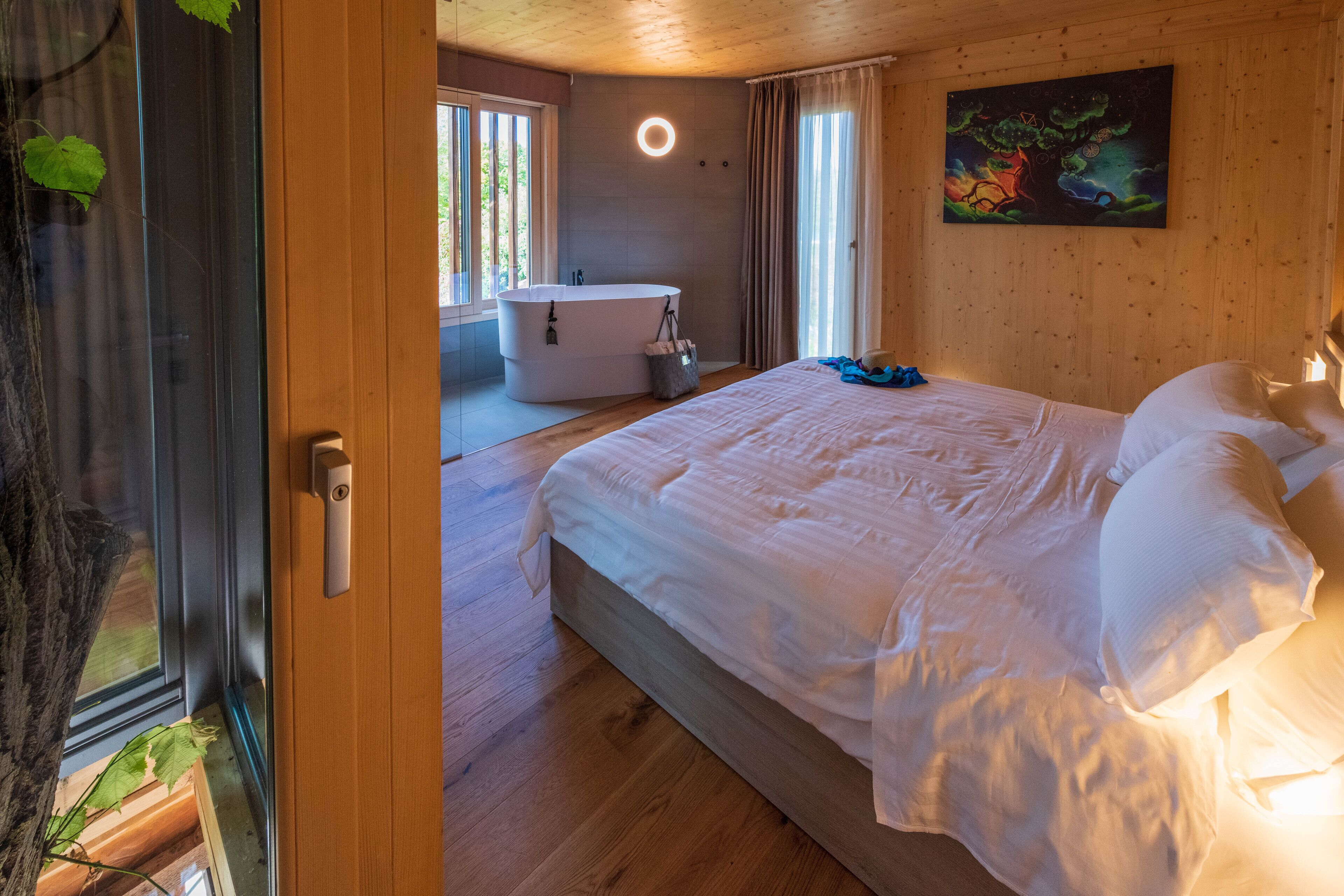 Exclusive Tree House | Down duvets, in-room safe, blackout curtains, free WiFi