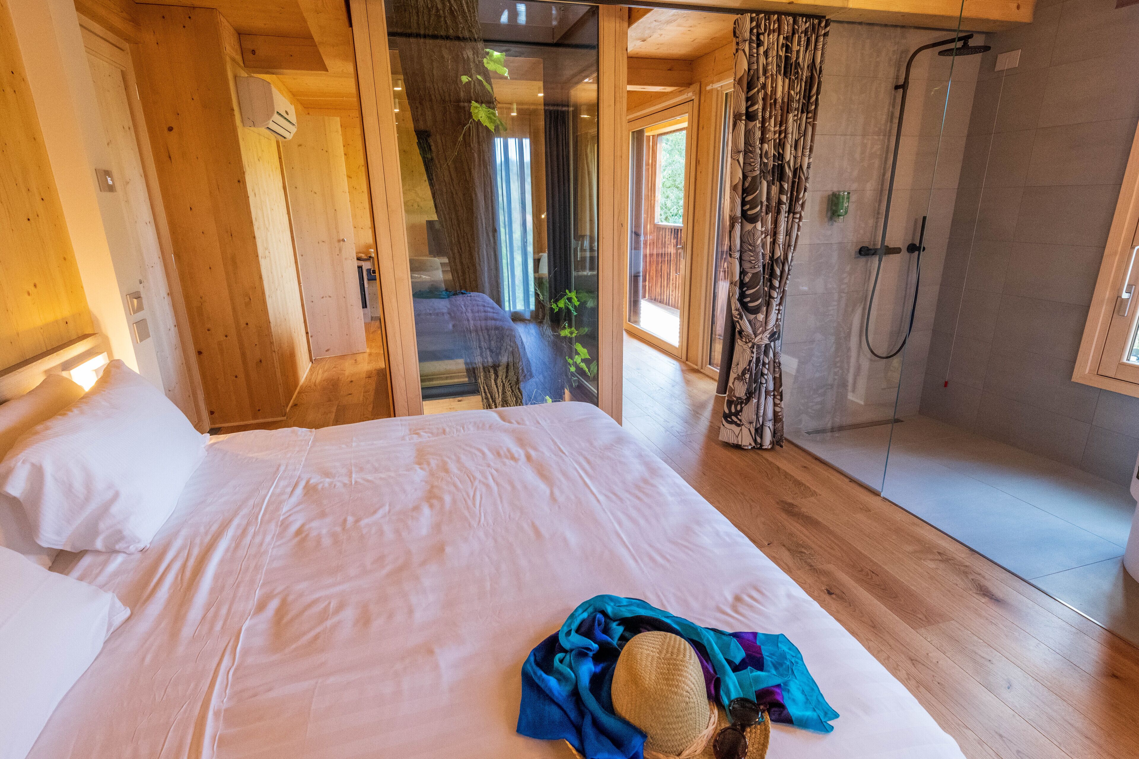 Exclusive Tree House | Down duvets, in-room safe, blackout curtains, free WiFi